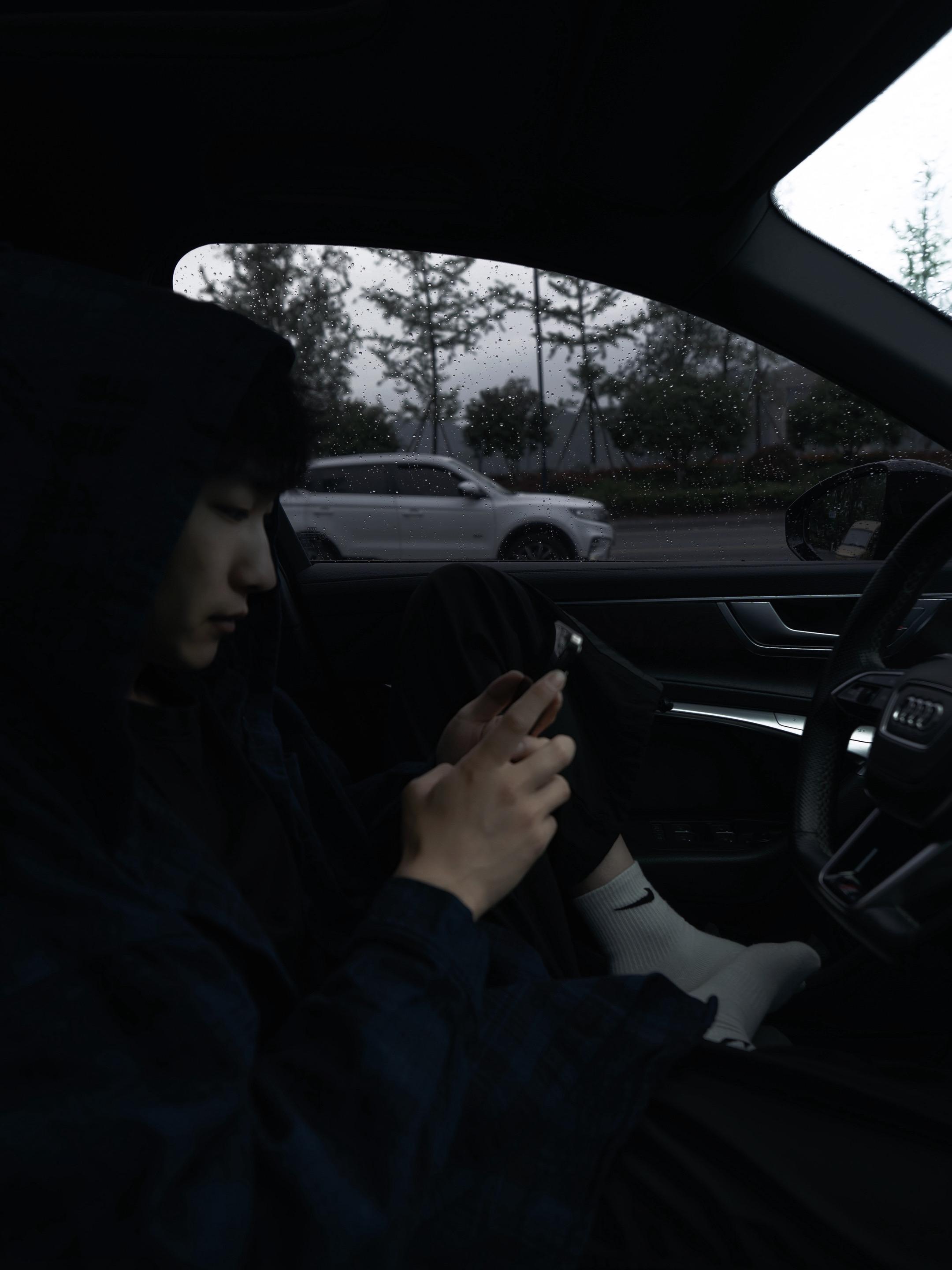 “其实痛苦大于幸福的时候我也没放手。。”“直到我觉得你很痛苦 我放手了”