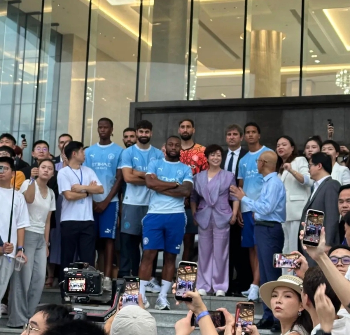 来港与国米在进行友谊赛之后，部分曼城球员到访比亚迪深圳总部。不知道有没有他们看上