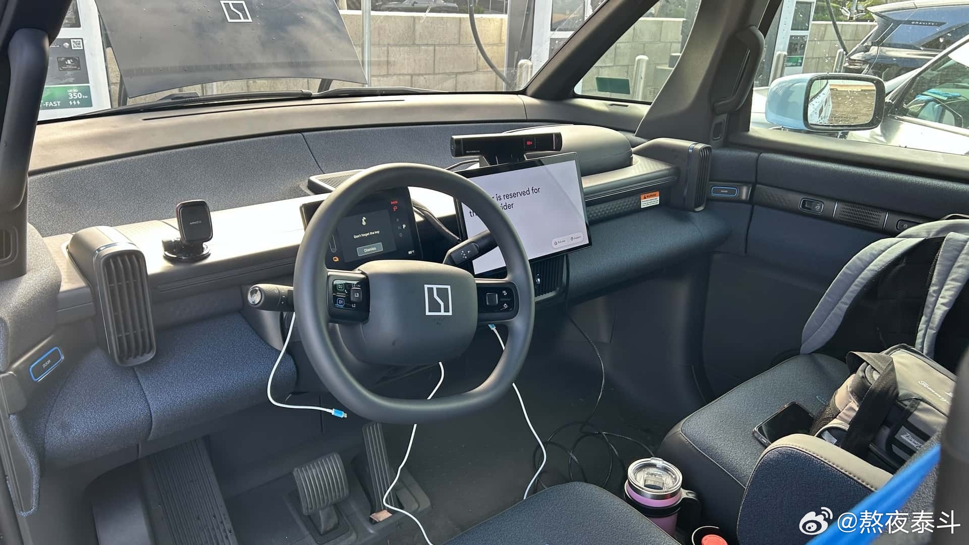 Waymo这个极氪RT的内饰确实是非常朴素，很复合营运车辆的标准，皮革就别用了，