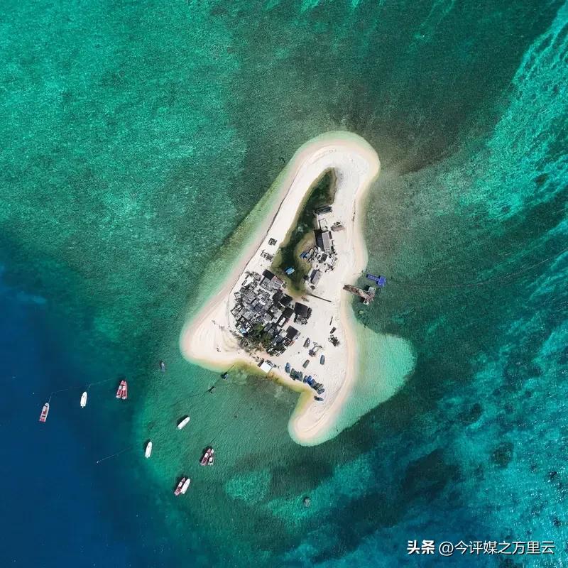 在南海每个我们主张主权的岛礁上，我建议都建一间高架屋，或者埋设一个主权碑，或者留