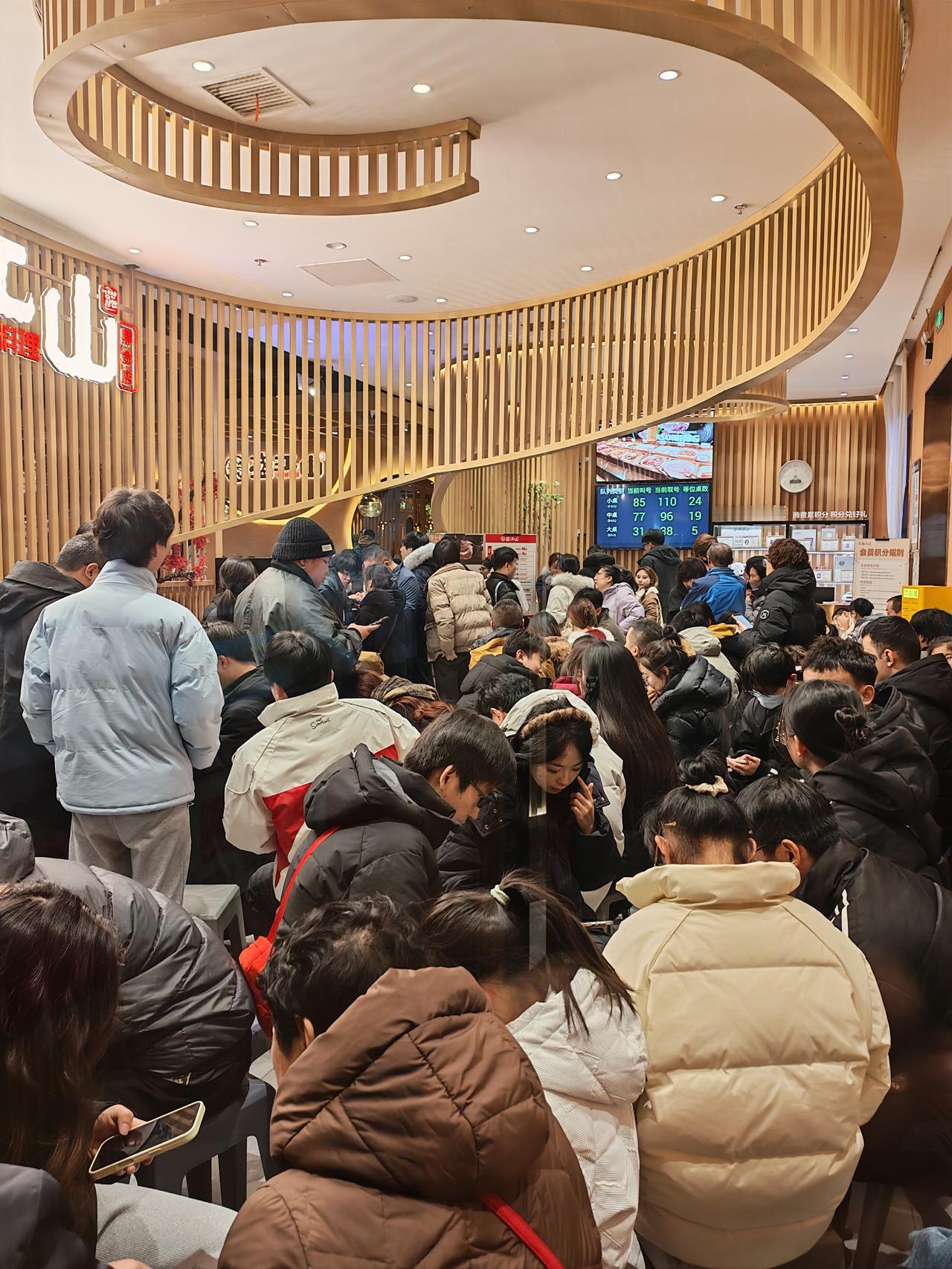 晒图笔记大赛太原柳巷开化寺，排队等着点餐的人群。