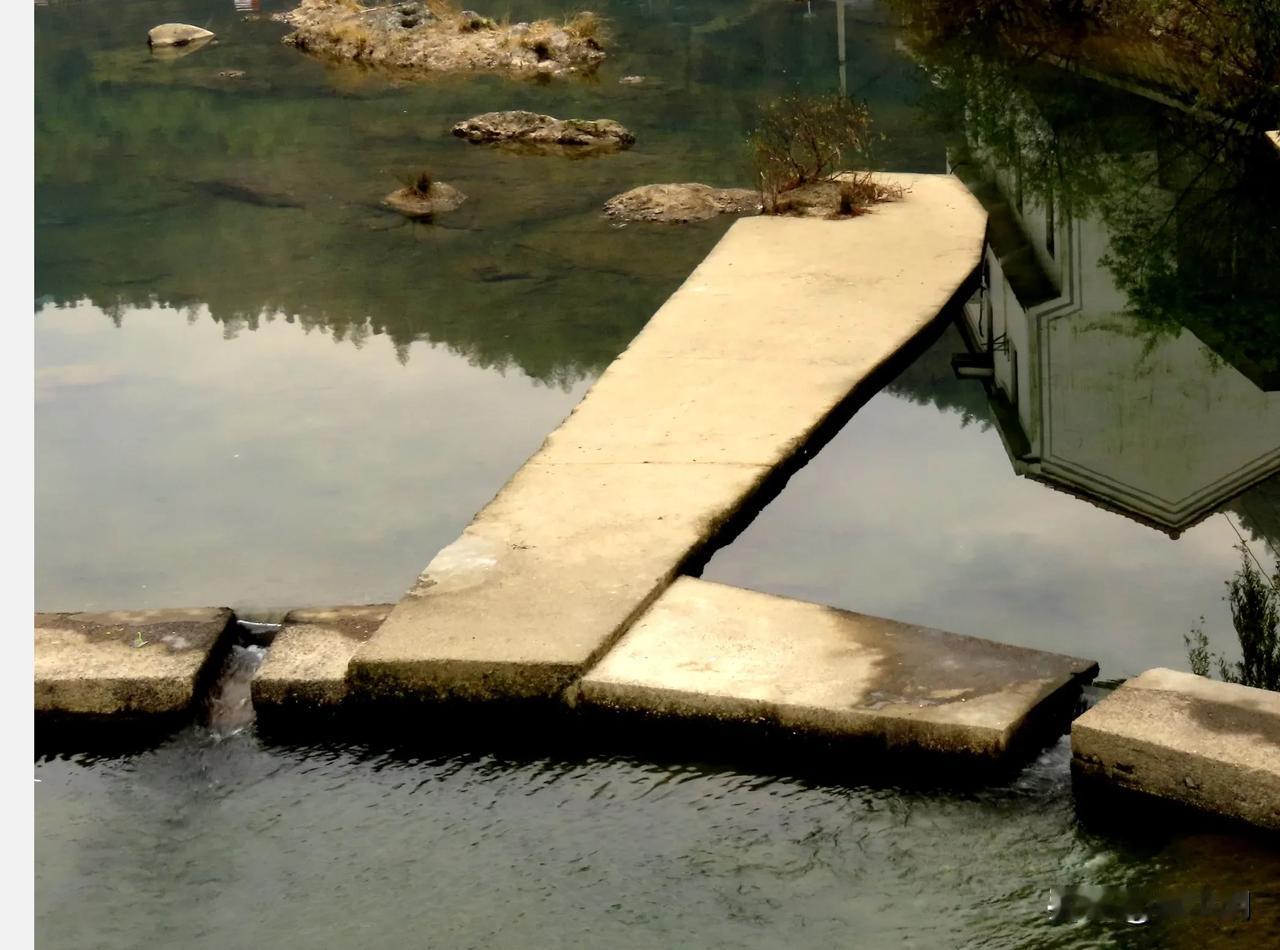 静谧水边步道，倒影如诗如画。
余姚芝林