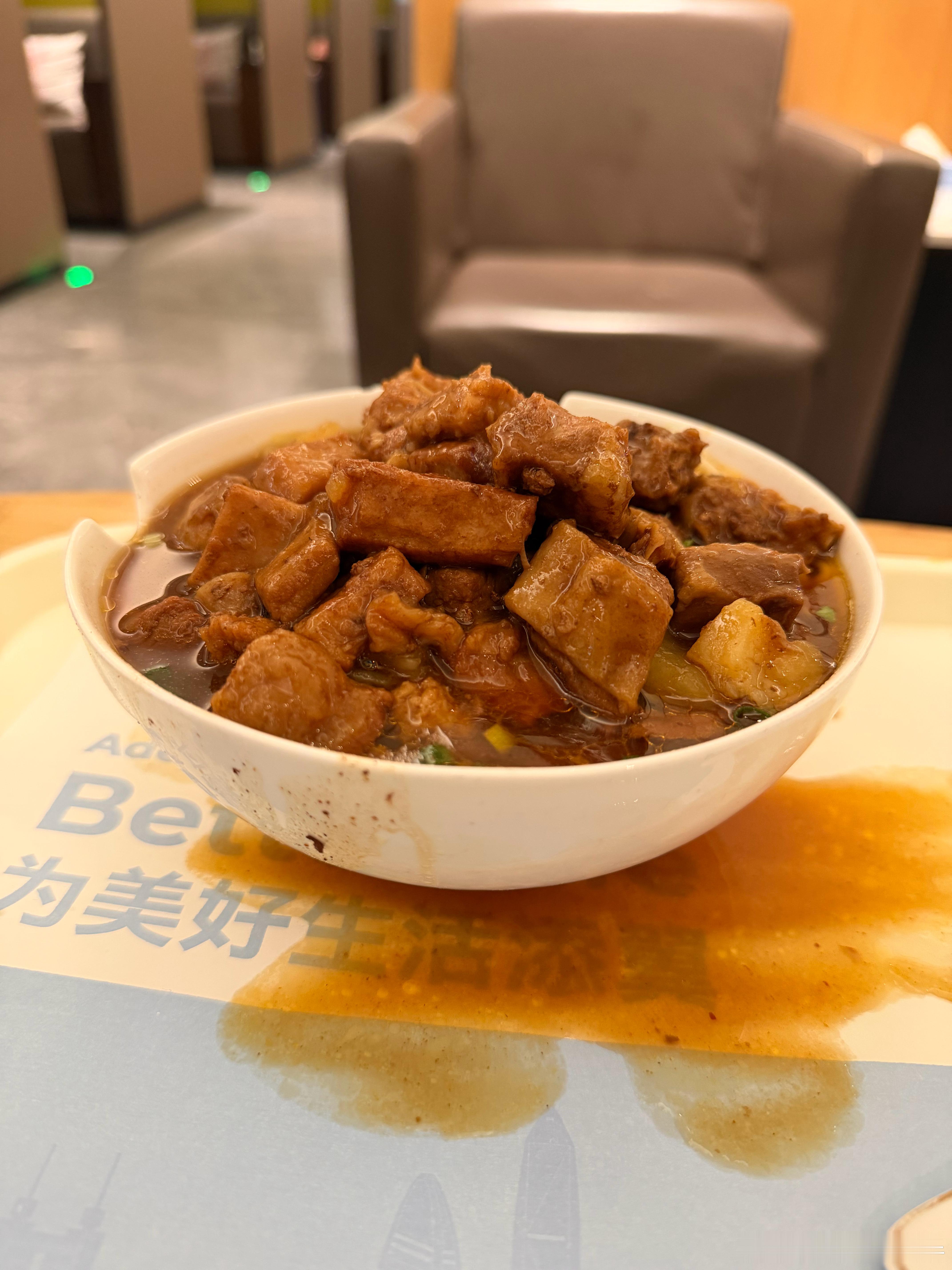 我爱深圳宝安机场休息室机场牛肉面牛肉不限量我已经看不到面了 深圳·深圳宝安国际机