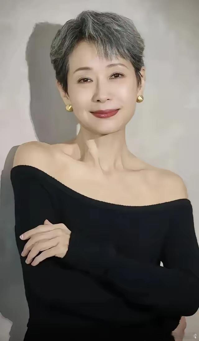 看了叶童的照片，才懂人老了为什么难看，不是因为变老了，也不是因为皱纹，而是因为发