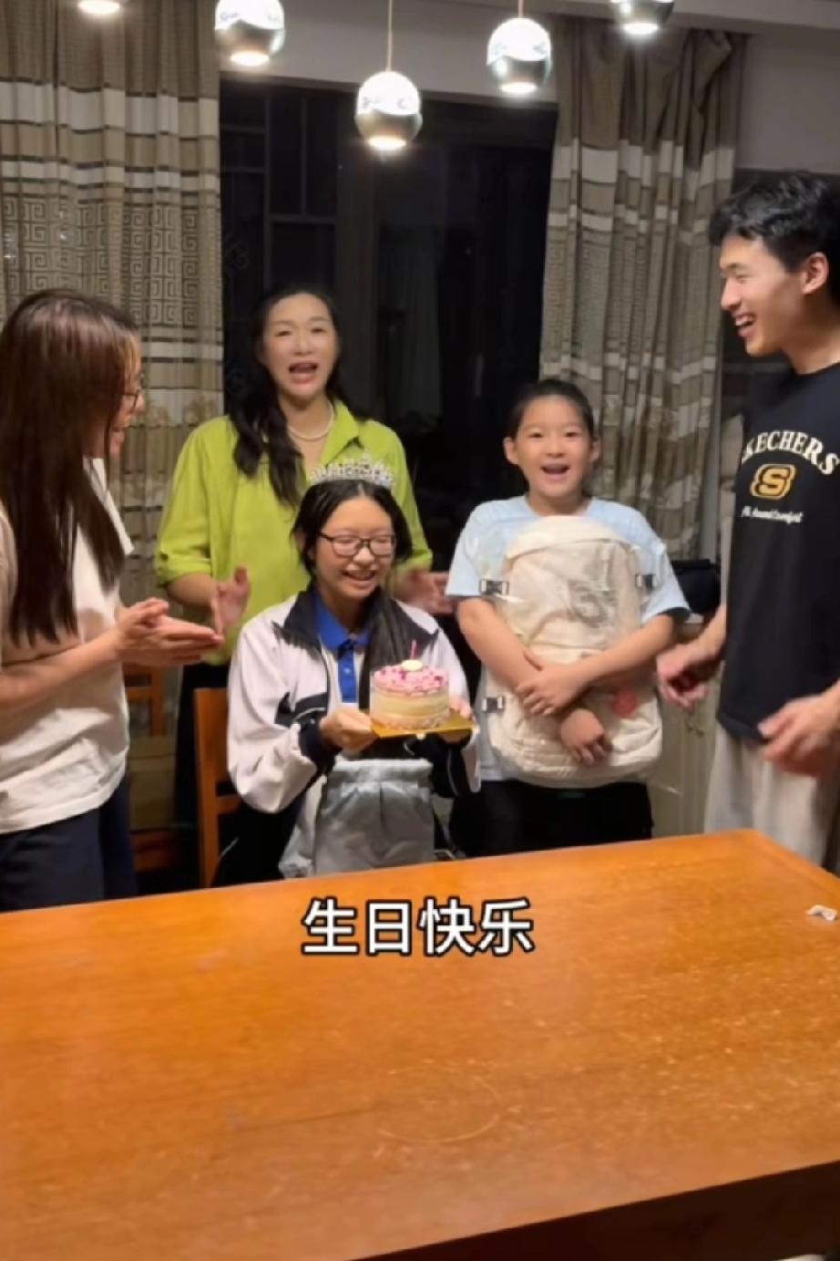有妈的地方才像个家，许建华为谢二妹过了一个温馨而快乐的生日，真正感受到有妈的地方