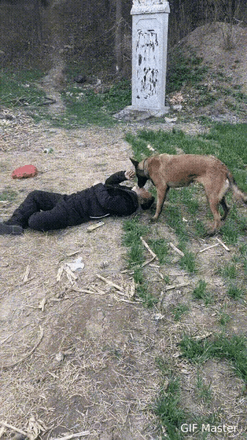 真的看傻眼！
      男子喝到烂醉如泥，直接瘫在地上不省人事，吐得满脸满身都