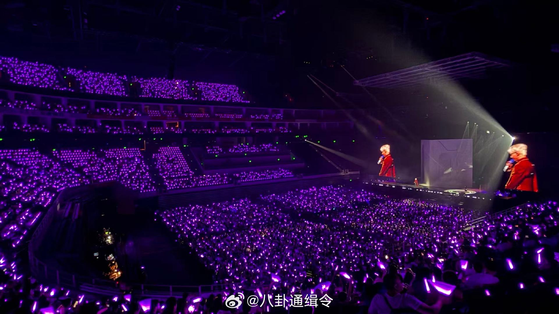 罗云熙成都站上座率罗云熙成都演唱会没有空位的场馆，翻涌不息的灯海，罗云熙在家乡成