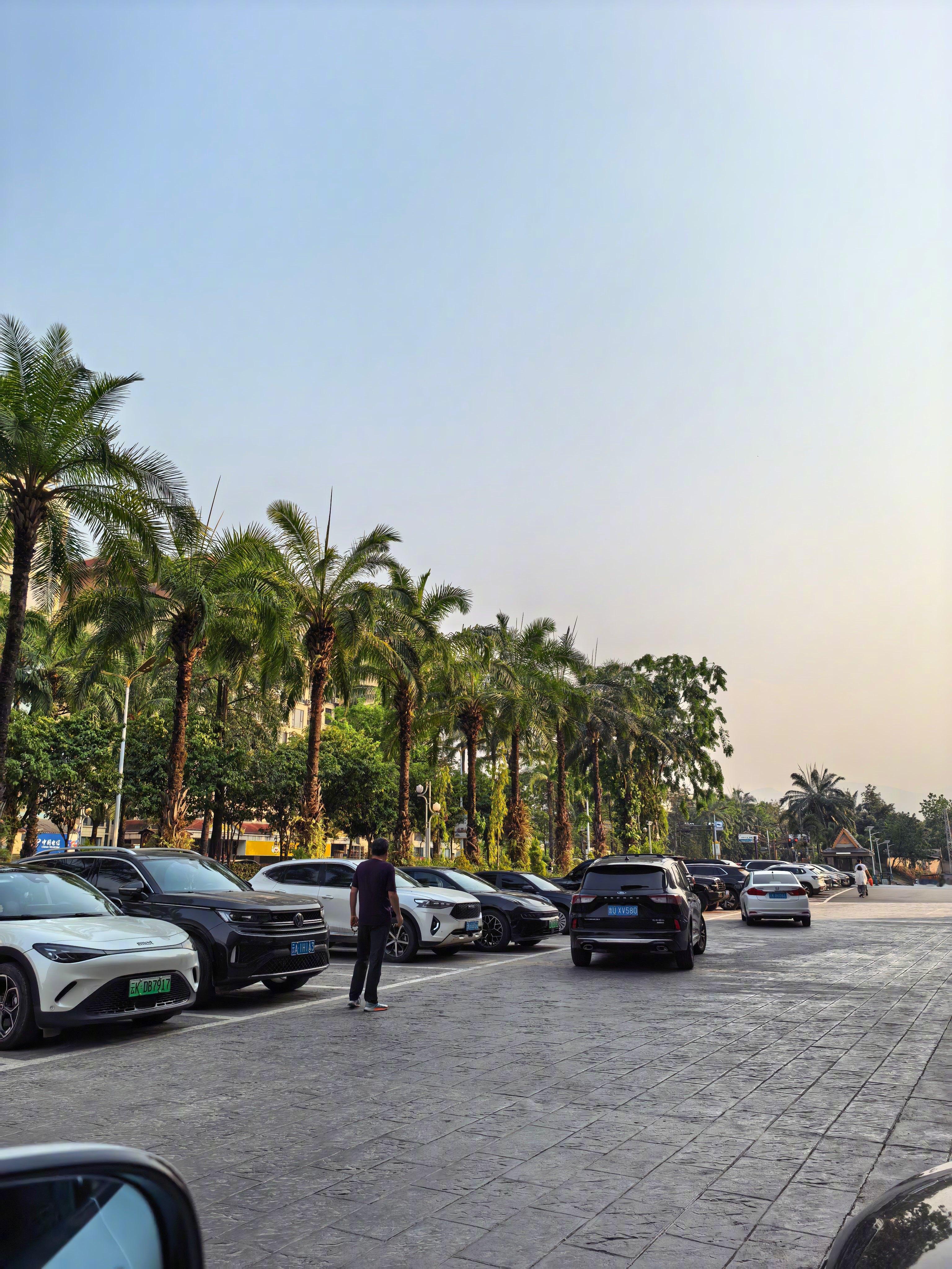 昨天刚说西双版纳现在温度舒服……那是晚上……现在18点，气温37度