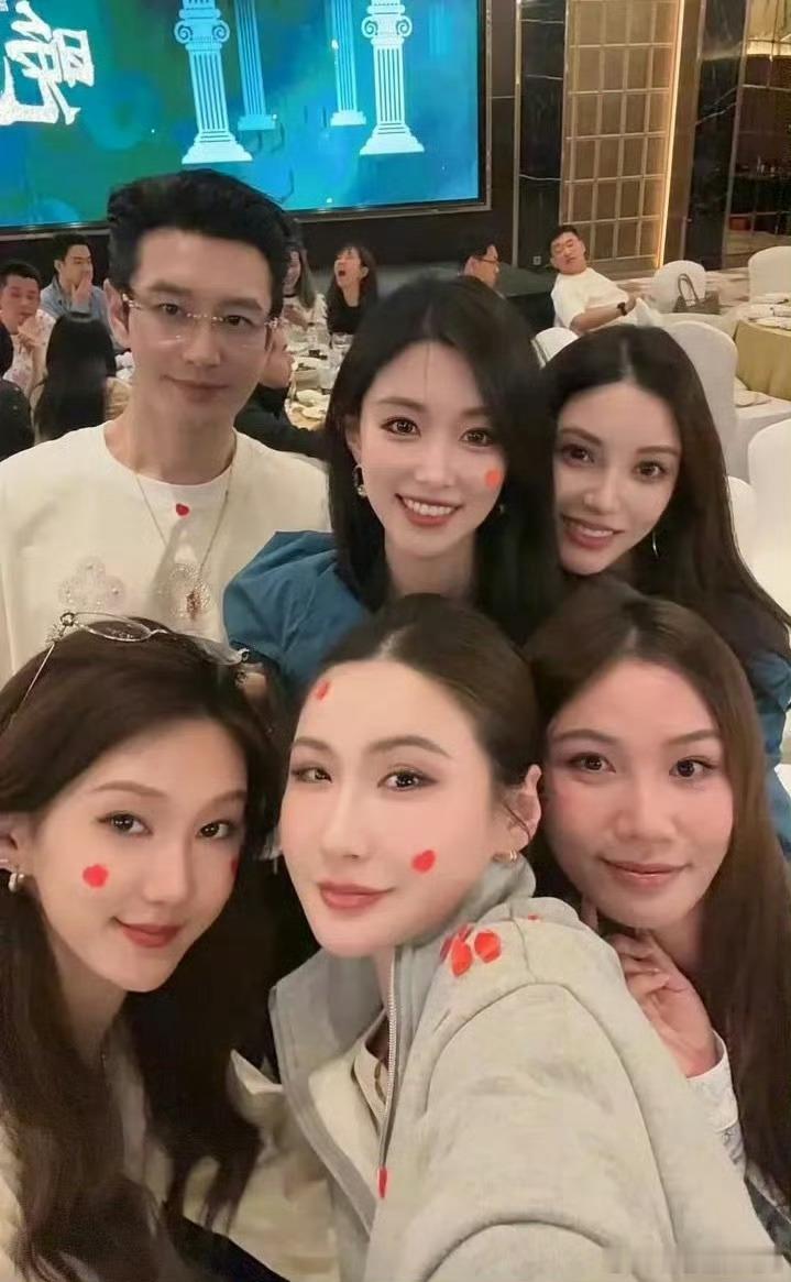 黄晓明和网传女友同框黄晓明和网传的女友同框照 黄晓明和网传女友同框合照
