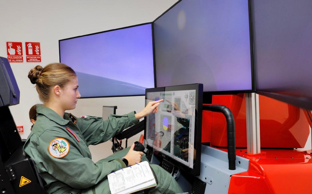 太酷了！12月19日西班牙王室官方晒出一组莱昂诺尔公主在在圣哈维尔空军学院日常训