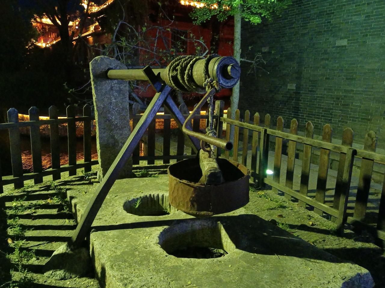 辘轳女人和井。古城重建保留下来的古井。