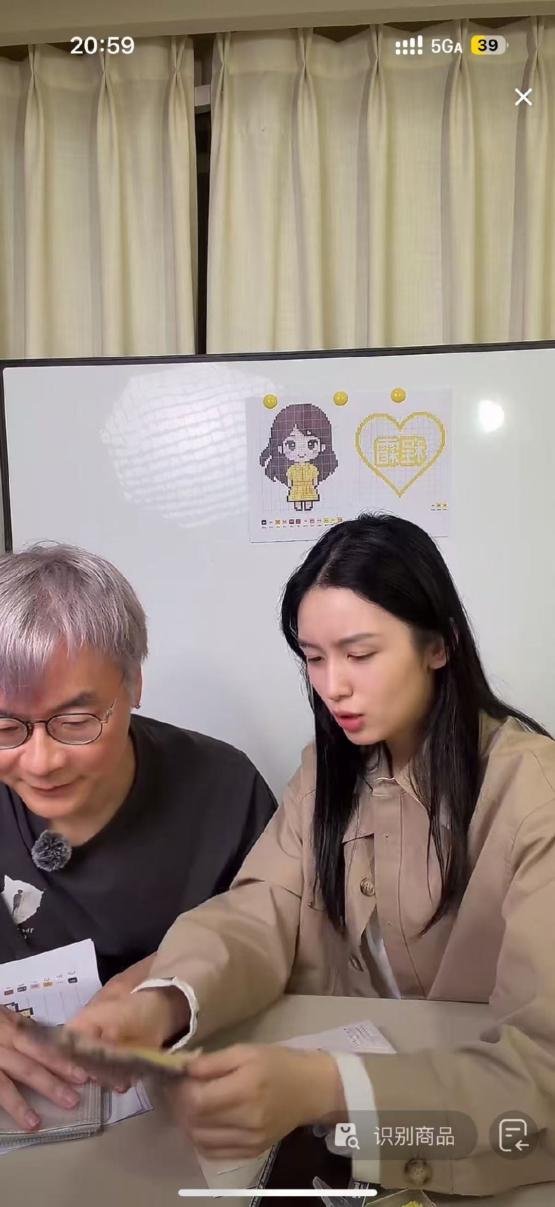 张嘉佳喜欢的程霜是周也演的程霜 周也在线催更程霜传 本是来宣传新书，结果反客为主