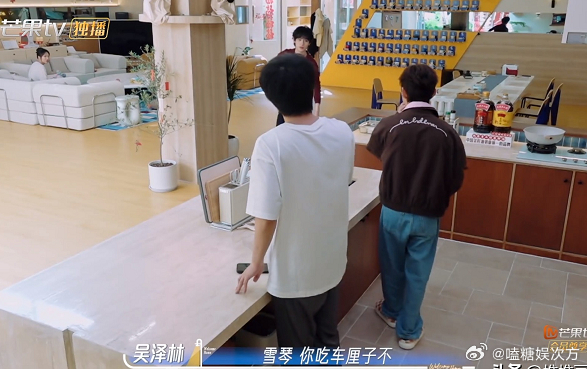 吴泽林招呼李雪琴：“吃车厘子吗？”何老师随手拿起一颗咬了一口，淡定输出自己的判断