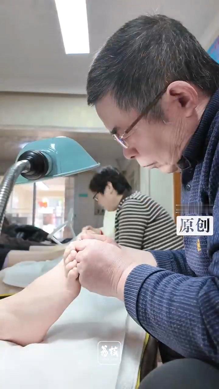 扬州黄土足浴裹出叫花鸡脚即视感南方人过冬的仪式感，北方人看了直呼内行！扬州修脚非