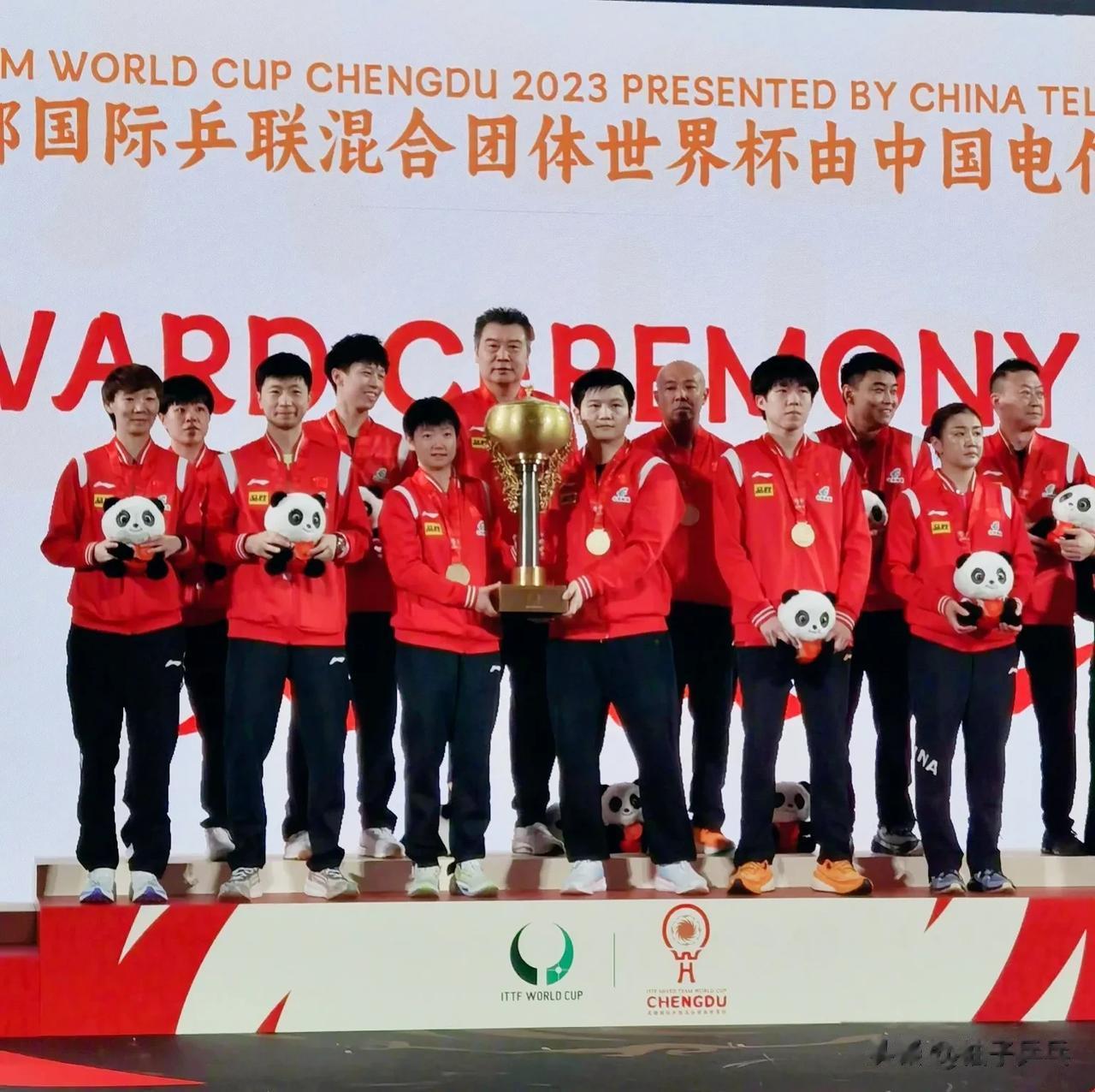 国乒成都混团大合影出炉
北京时间12月10日，中国乒乓球队夺得第一届混合团体世界