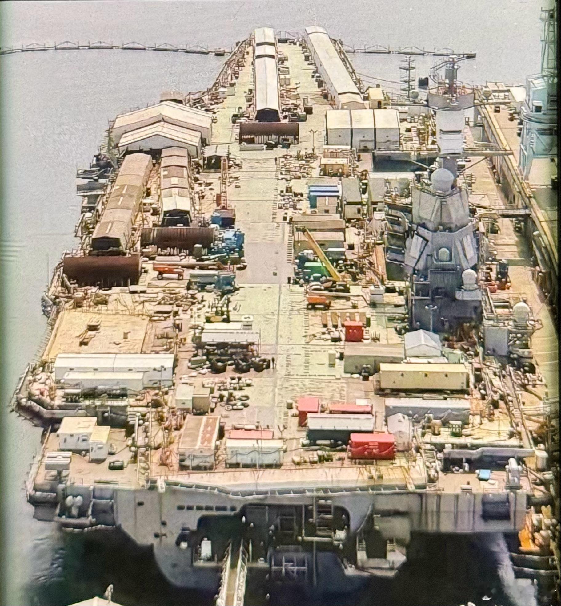 美国肯尼迪号航空母舰于2011年开始建造，15年后，它看起来是这样的。其交付日期