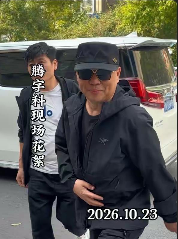 哈哈，10月23日德云社官网，郭德纲继续在天津德云社对腾字科学员考核，笑脸春风满