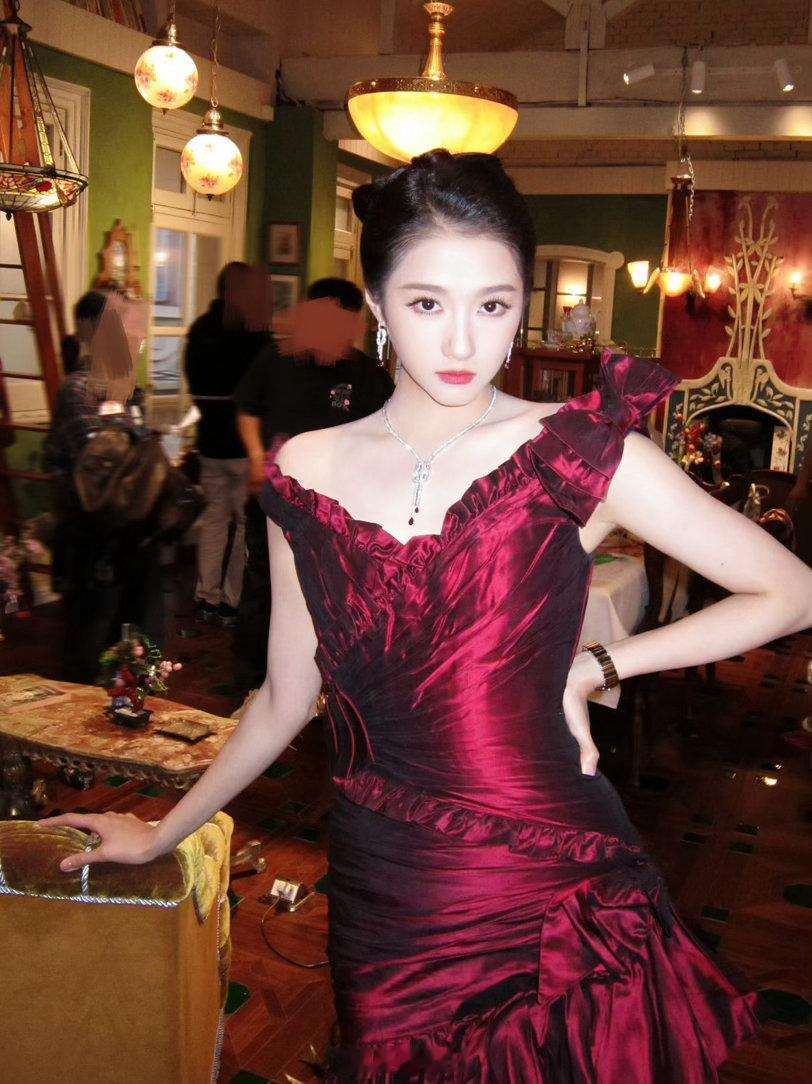 VOGUE明星出图感慨一下 关晓彤瘦了后穿礼服肩颈漂亮好多 ​​​