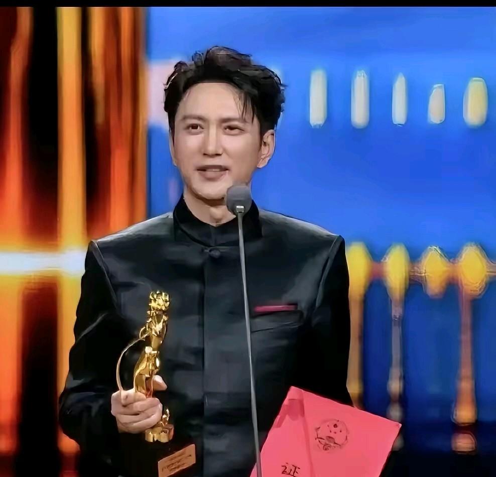 昨晚第三十五届飞天奖揭晓，优秀男演员获得者是《浴血荣光》中的男主角王仁君，他上台