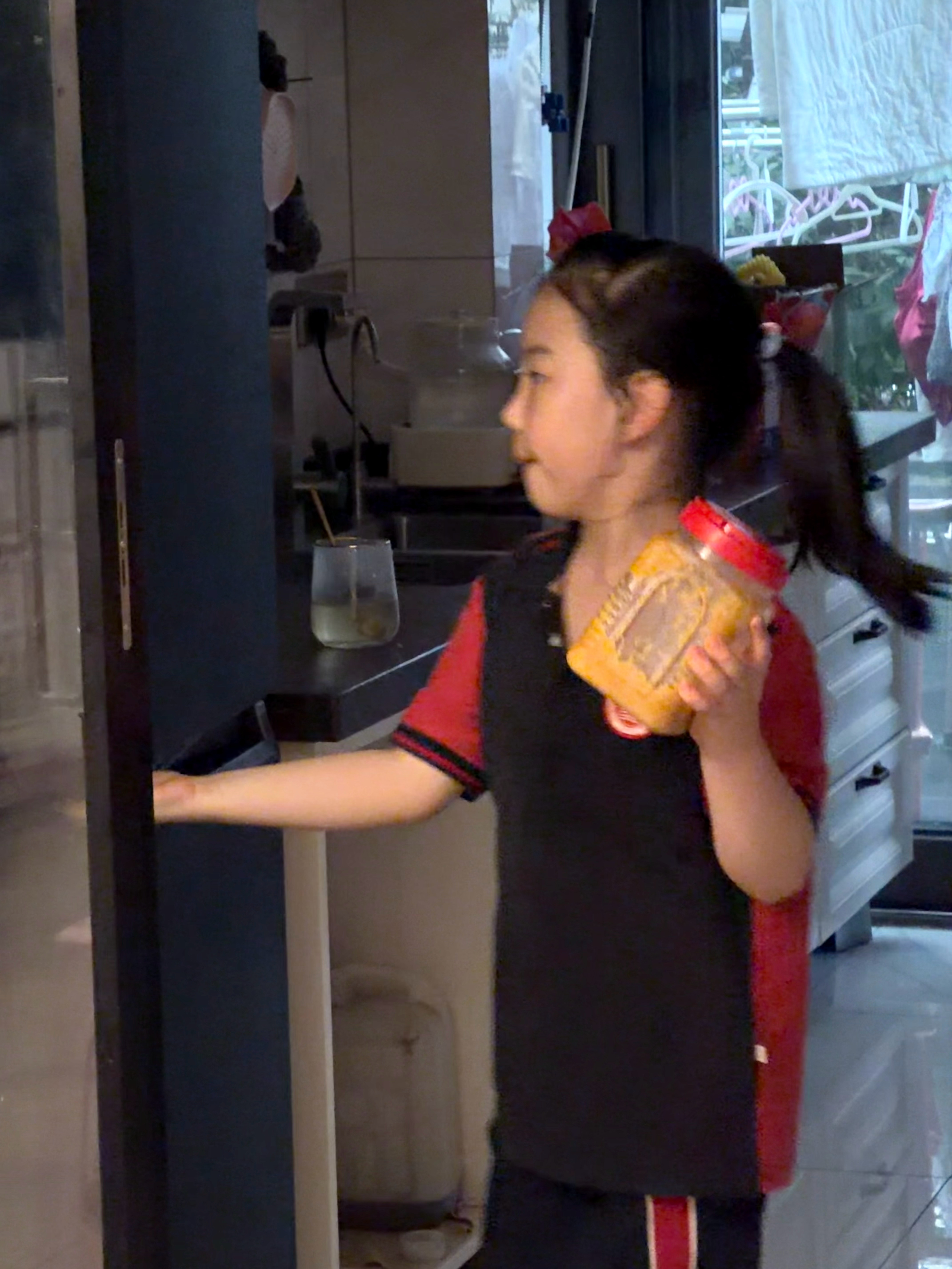 宝宝会照顾人了 我在厕所哇哇吐 出来发现她在默默给我泡蜂蜜水 女孩子天生就会爱人