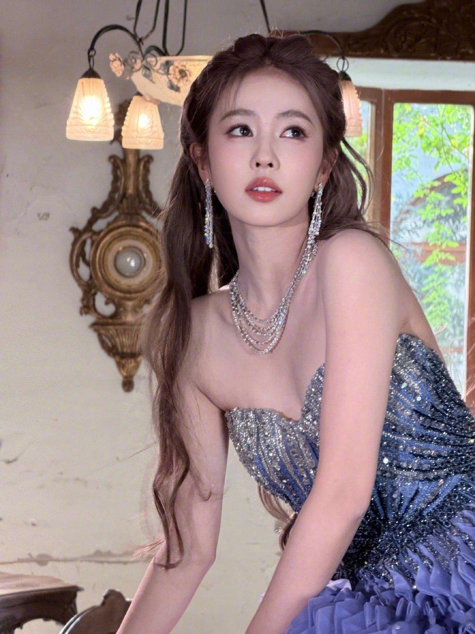 白鹿感恩视界大会看得出白鹿很满意新发色看得出白鹿很满意新发色，好，[赢牛奶][赢