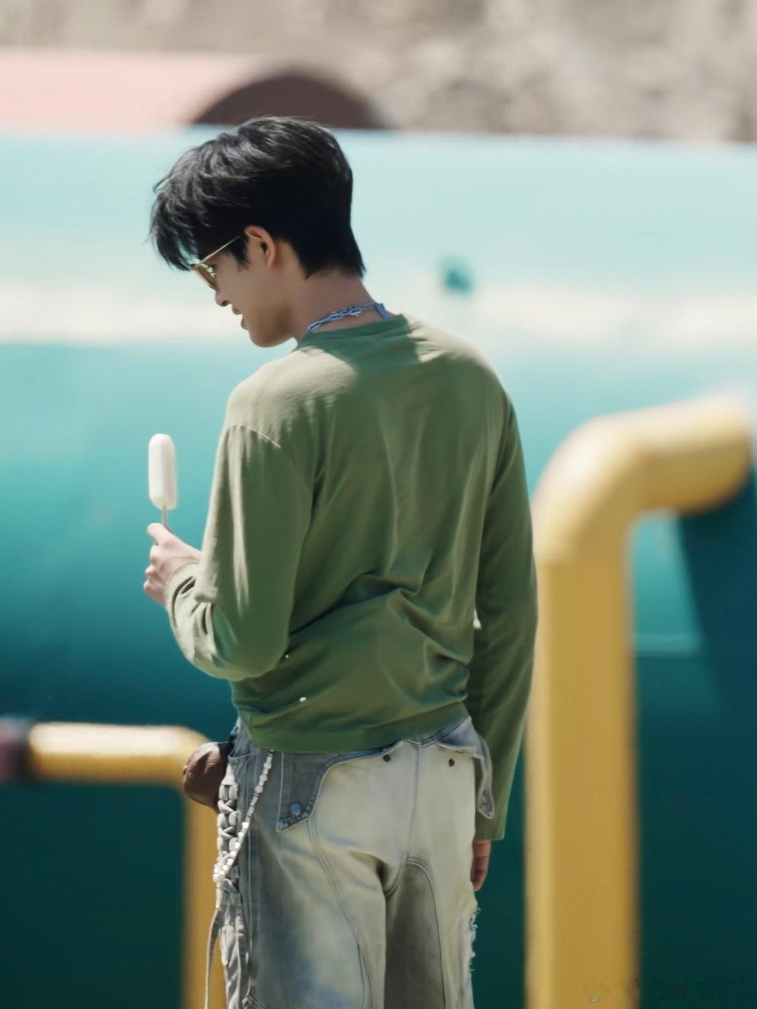 真想给他衣服给拉好张极05后第一男歌手 ​​​