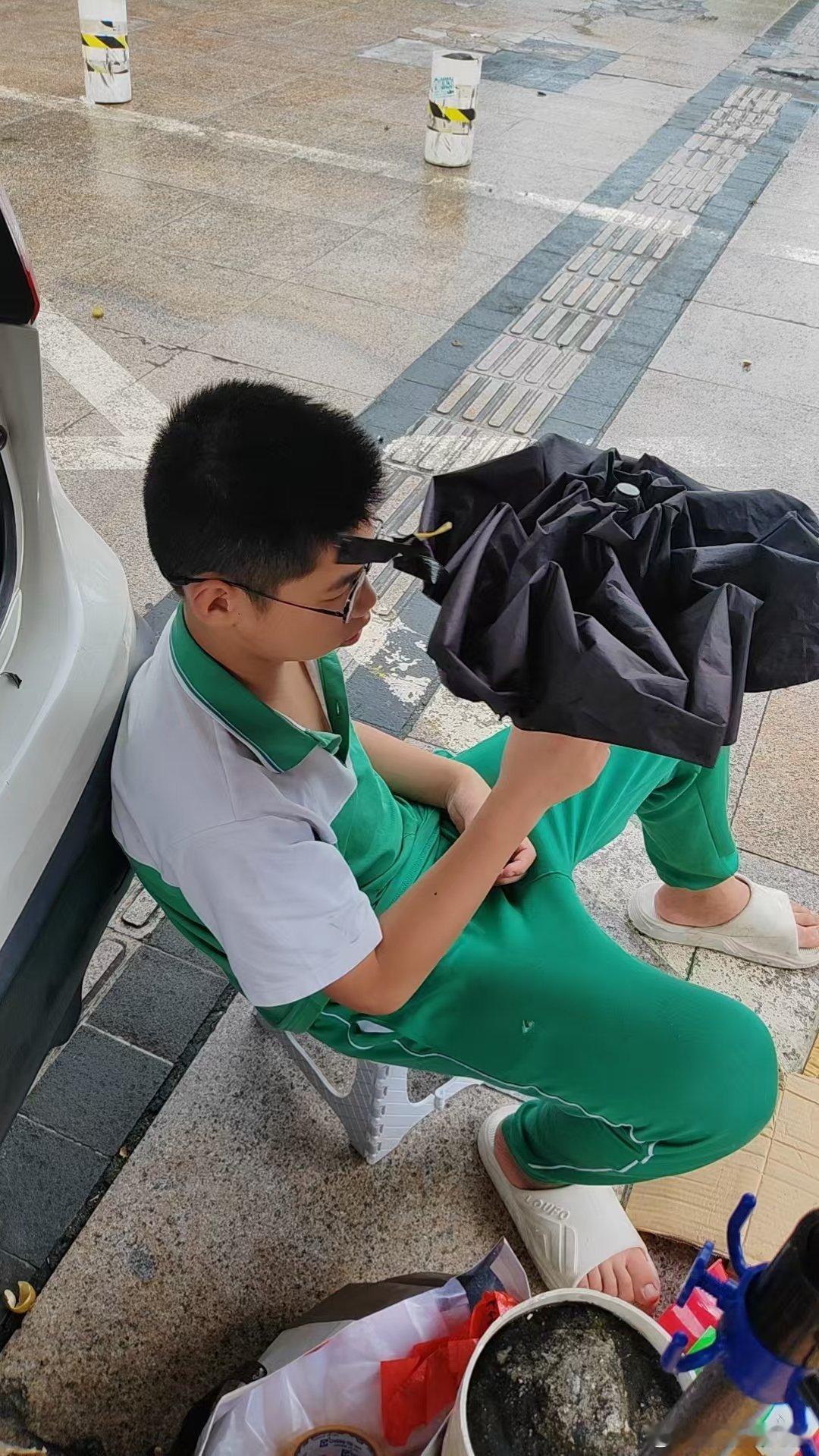 昨天小宝参加学校的粤语歌唱比赛拿了特等奖！然后大宝跟爸爸去摆摊，有个老奶奶来拿定