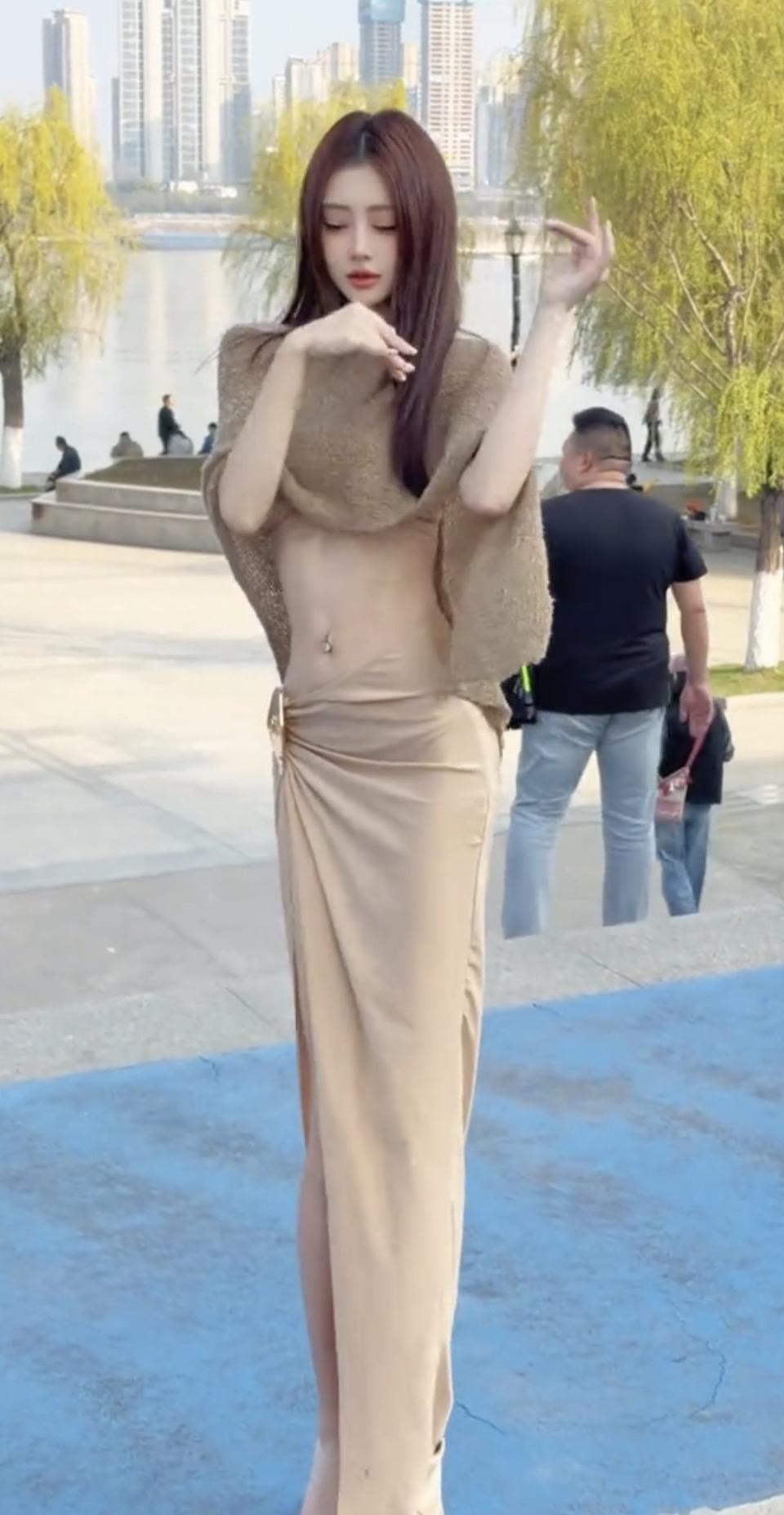 镜头给到！咱们现在在江边的春日广场，给大家拍一位超绝的舞者！

你们看这光影！下