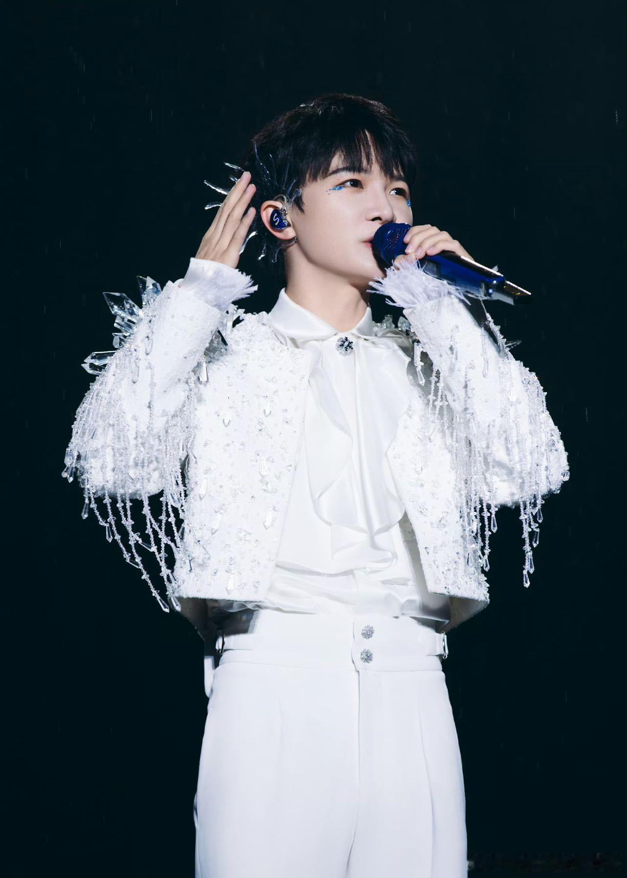 五月天给周深送花篮 五月天暖心送花篮为周深广州演唱会应援，预祝4.18-19两场