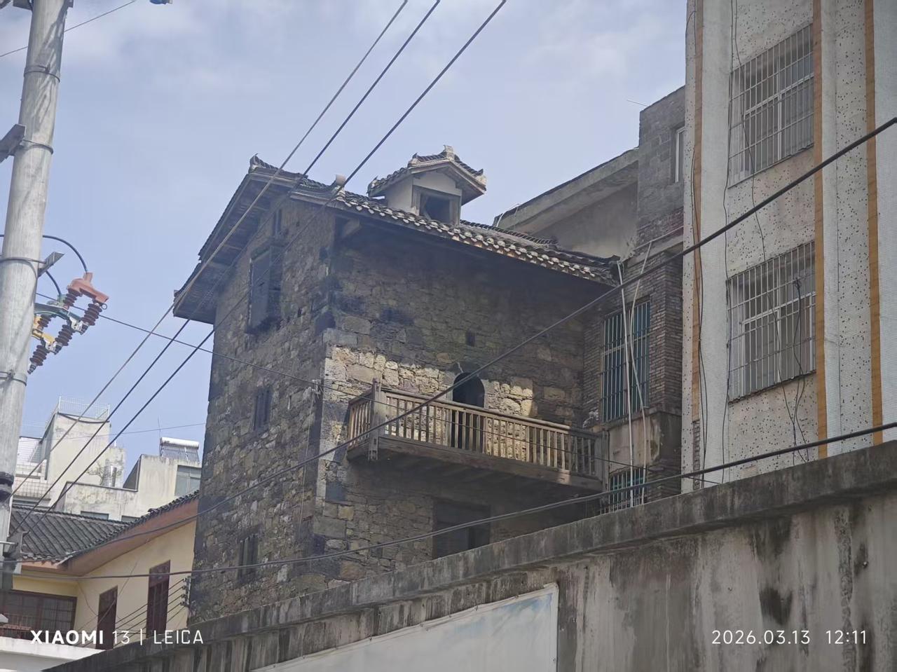 云南：镇雄城里的碉楼。
读中学时，记得这个有碉楼的院子有好几单位，其中有教育局、