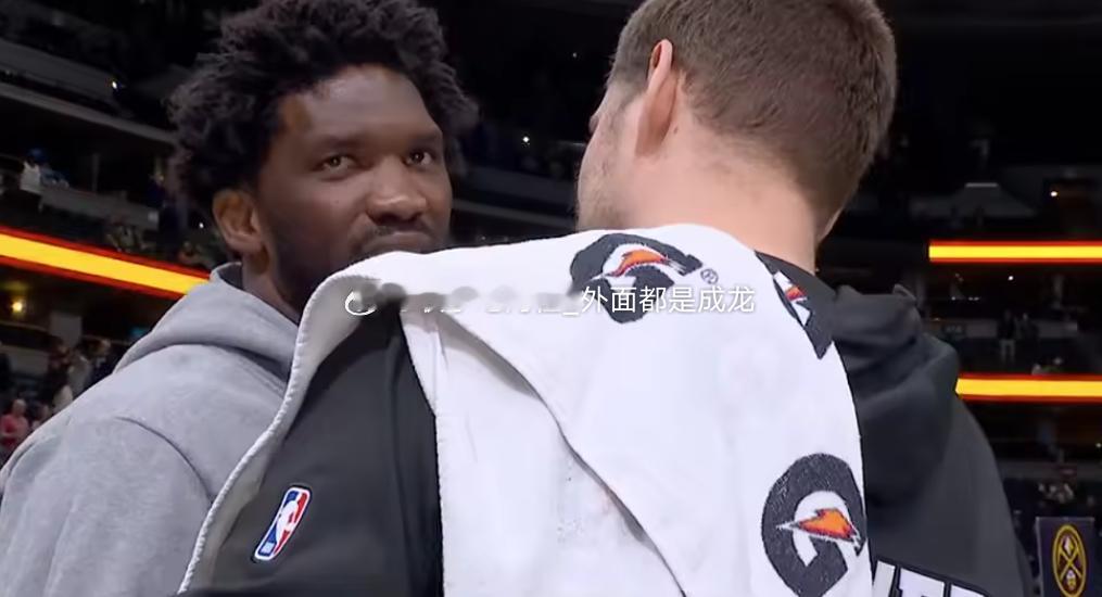 NBA常规赛，掘金今日主场124-96大胜76人。本场比赛，恩比德因为右侧腹斜肌