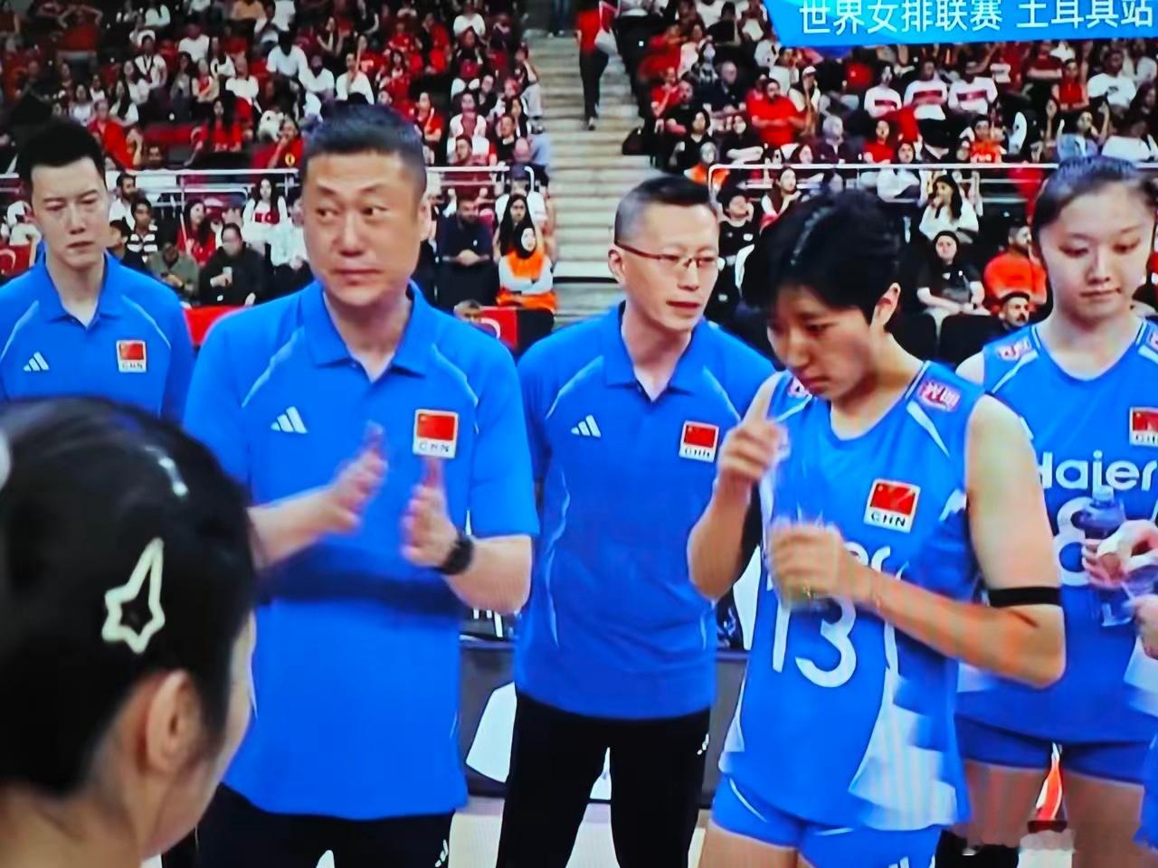 中国女排没能再创奇迹！虽拼尽全力，仍以1:3输给了强敌巴西队，四局的比分分别是2