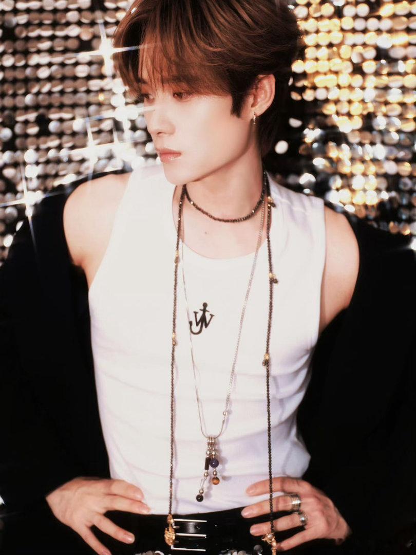 井胧被吴彦祖摸腹肌风华合伙人 井胧的体脂率据说不到10%，不是那种夸张的大块肌肉