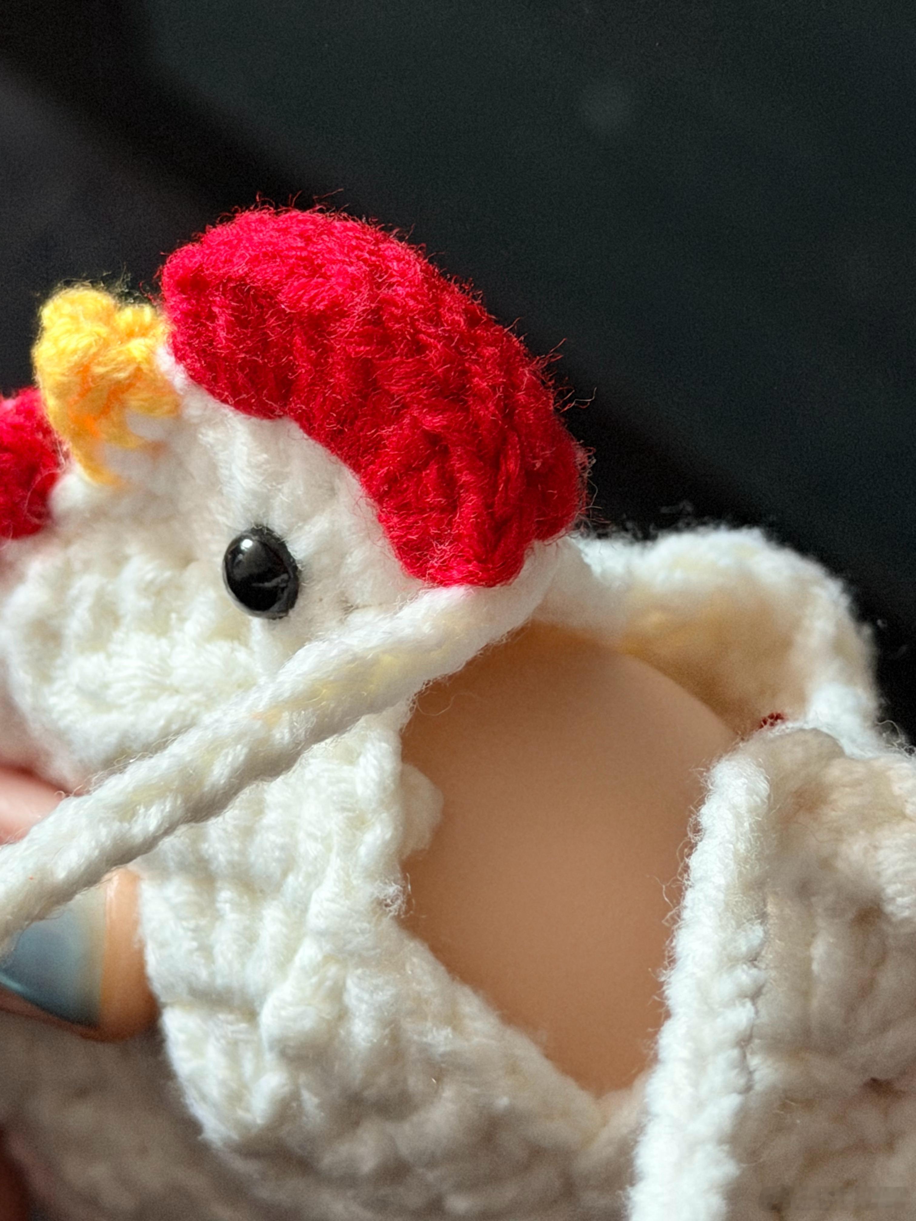 收到读者给我织的小🐔包，里面刚好能放下一个🥚。这不是我的本命小包包吗！！！ 