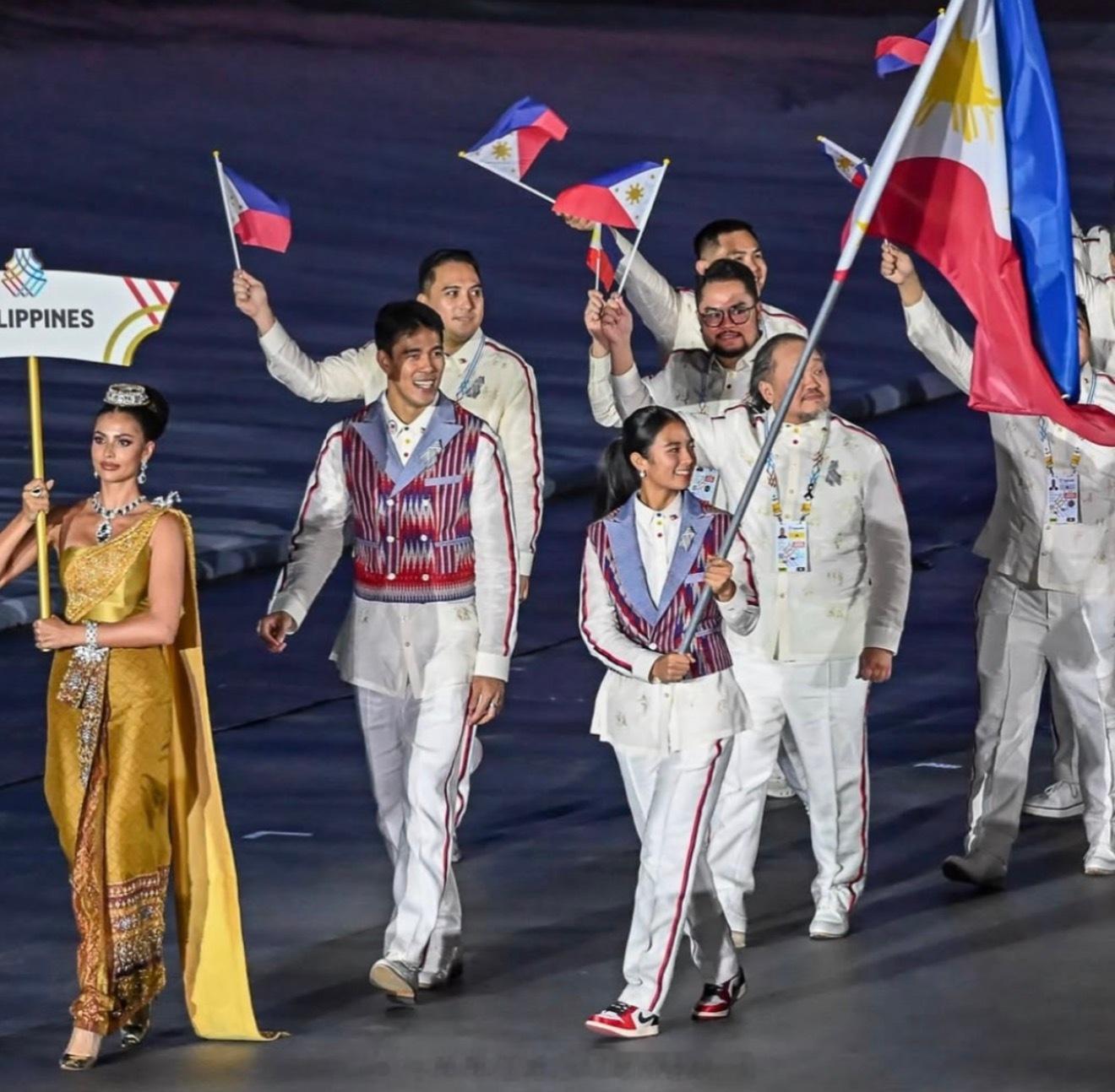 埃拉在东南亚运动会担任旗手。 