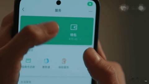 员工发个红包把老板月薪发出去了 笑不活了！大过年员工发红包人均5000，直接把裴