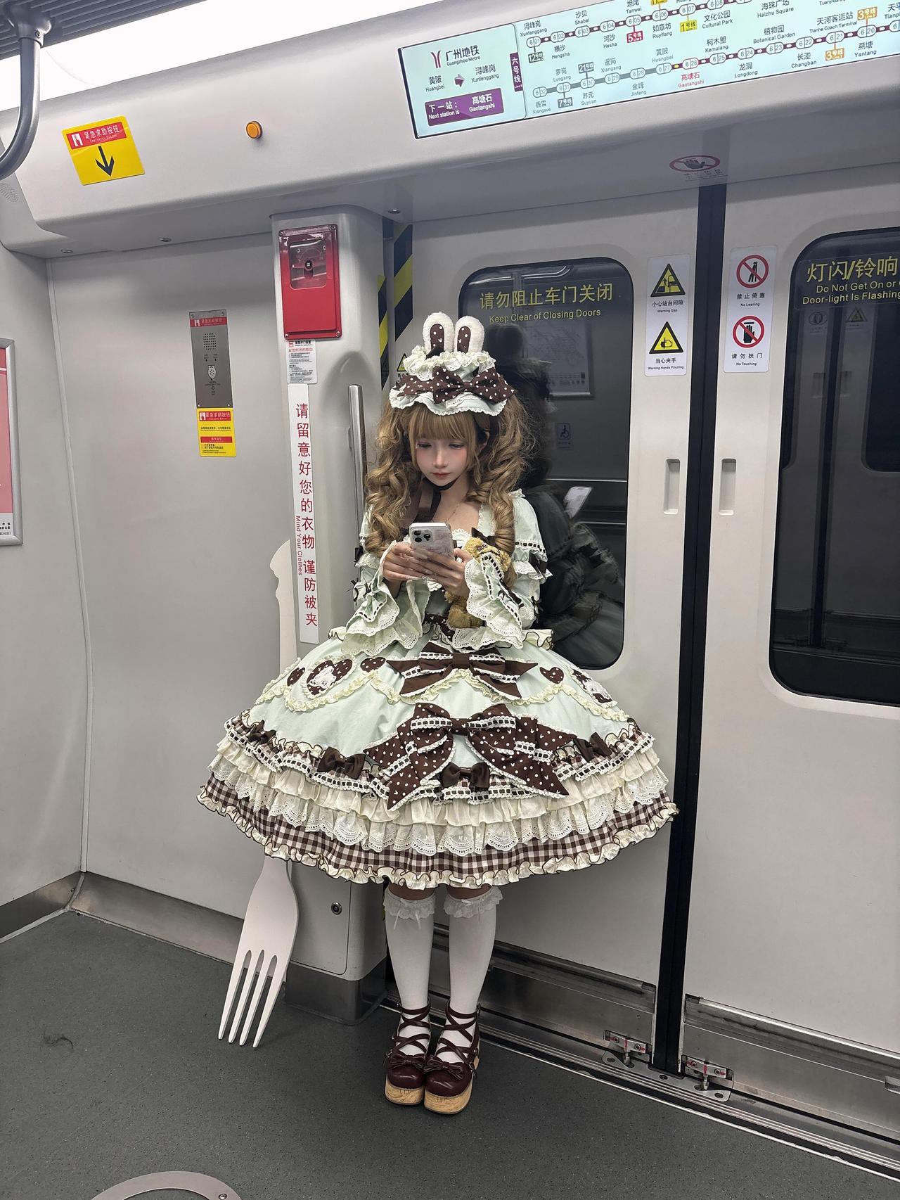 一把巨大的叉子。