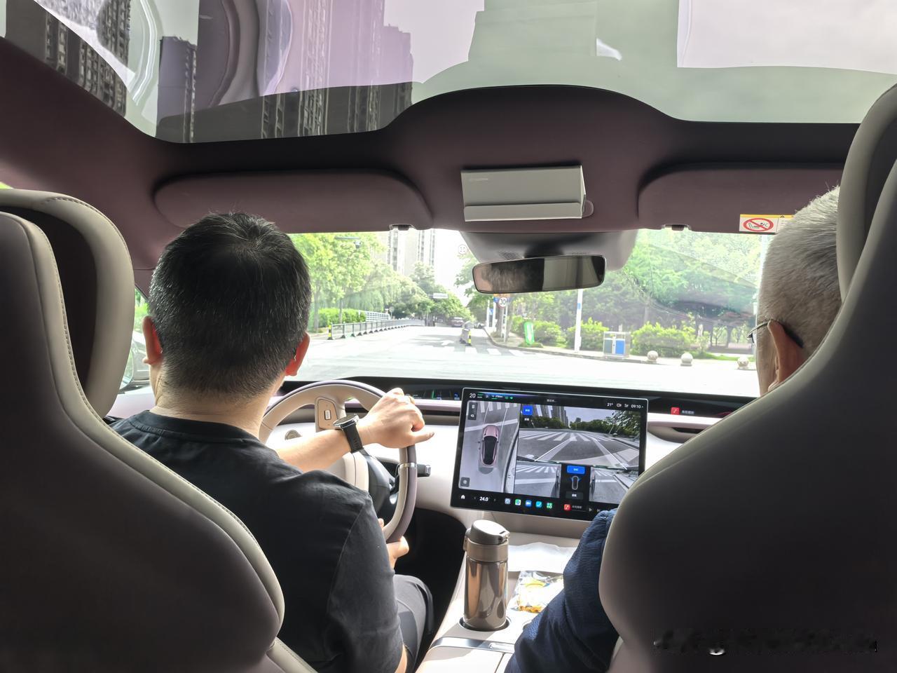 儿子驾车带着我们出发返程啦！儿媳在上海加班三天，今明两天也可以休息。
爸妈还可以