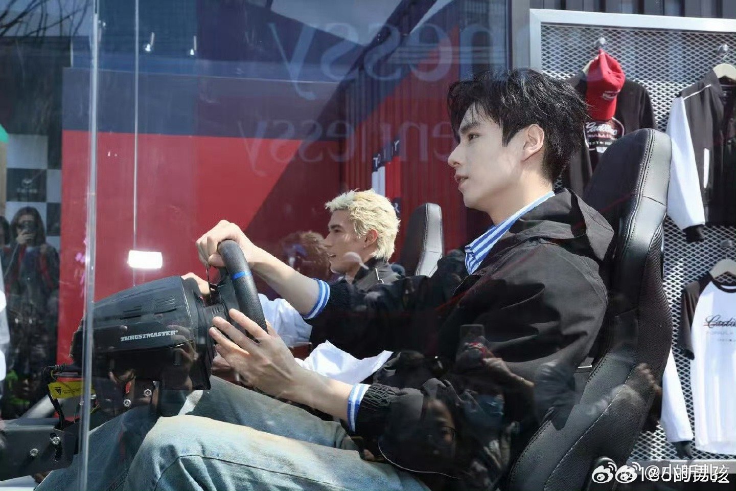 米卡胡一天上海赛车米卡和胡一天在上海赛车也太帅了吧！赛道上引擎轰鸣，俩人专注的样