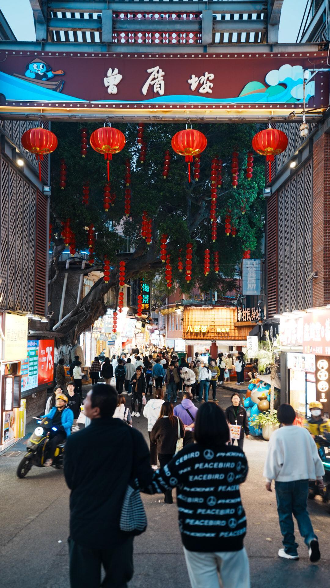 📍厦门曾厝垵曾厝垵就坐落在厦门的环岛路上，是一个充满文艺气息的小渔村，被誉为“