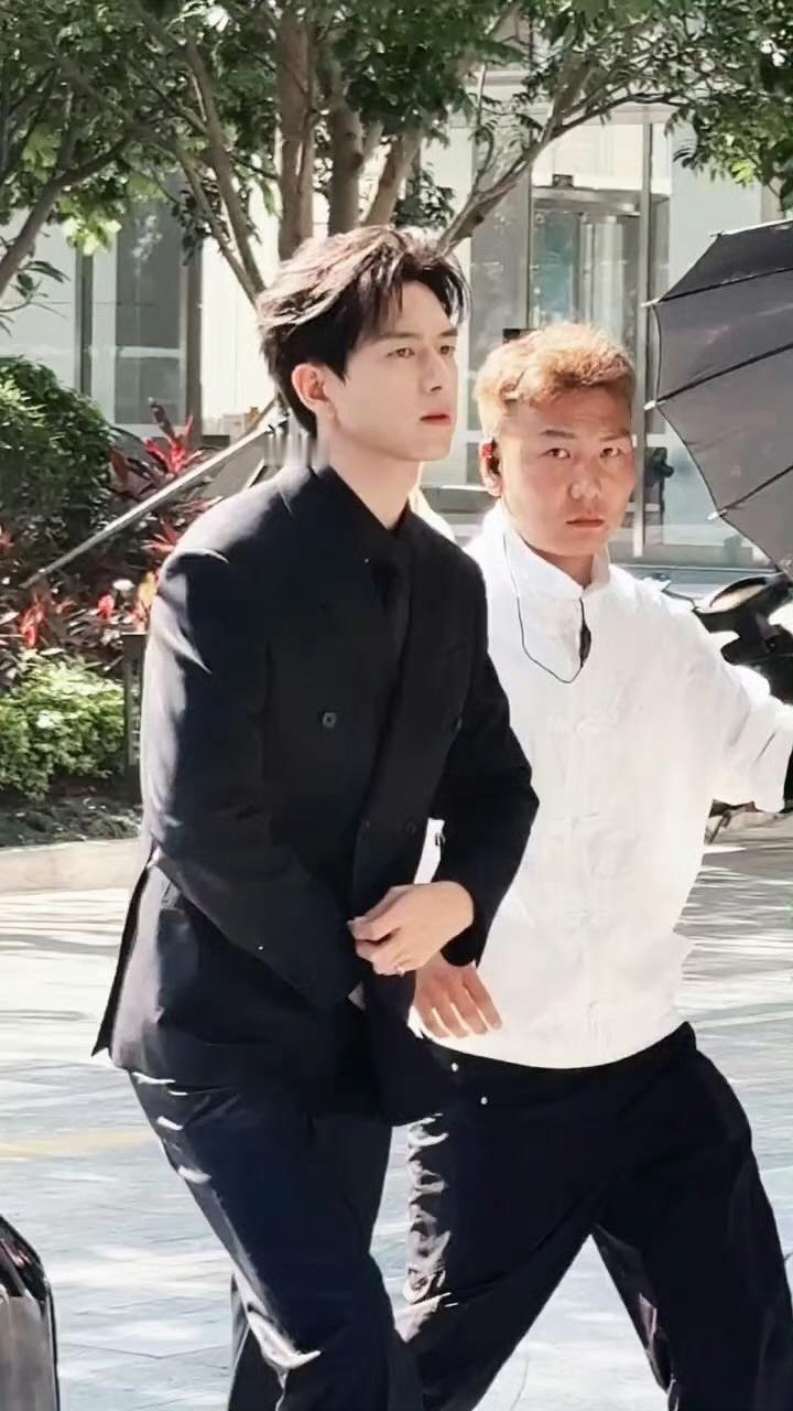 李现《雾里青》今日西装路透，孟总来了 