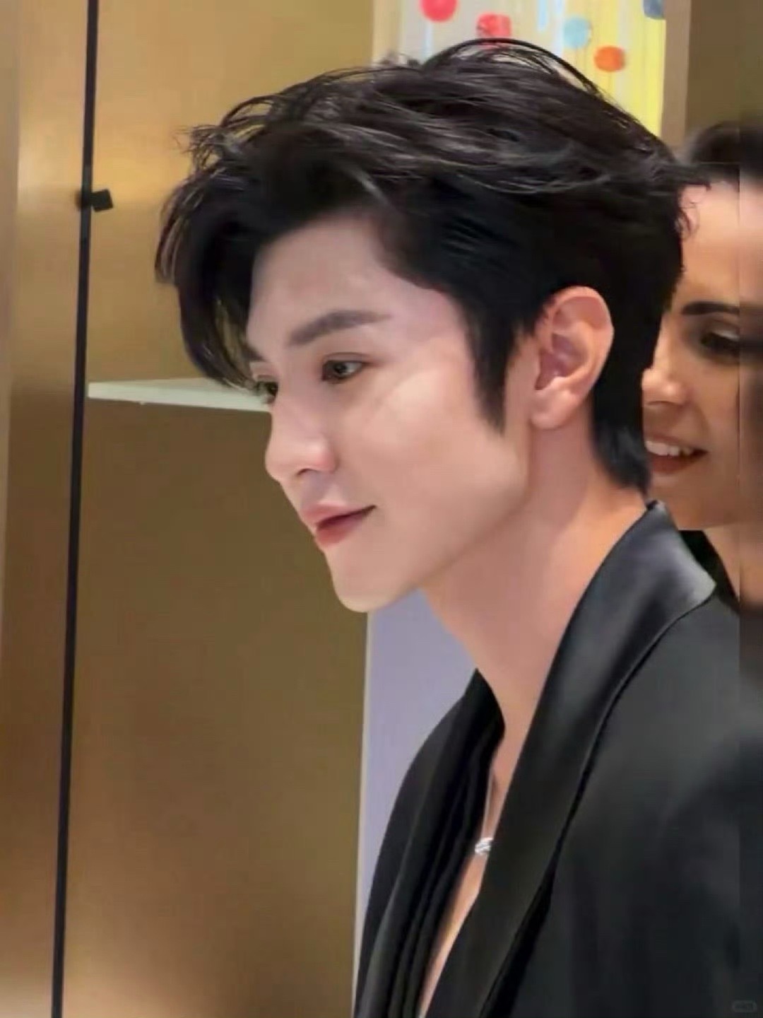 陈哲远今天线下活动深v造型 