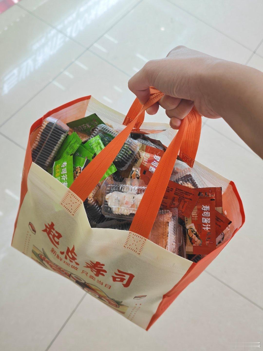 今晚我20块钱买了80个寿司🍣这是我这辈子买过最最最便宜的寿司9点半了，人家着