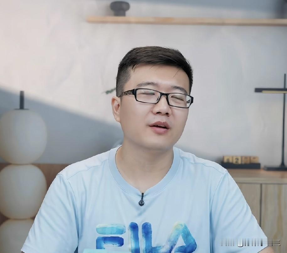 网友问:温瑞博取代林诗栋，成为国乒第二？
莱维直言:两人差远了！

林诗栋手里握