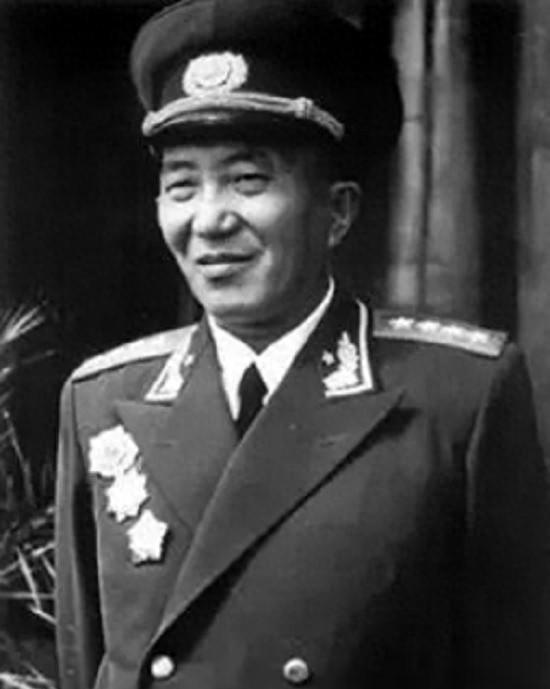 1983年郝治平的养女邓金娜从越南来到北京看望母亲，她含泪道歉：妈妈，我真的太不
