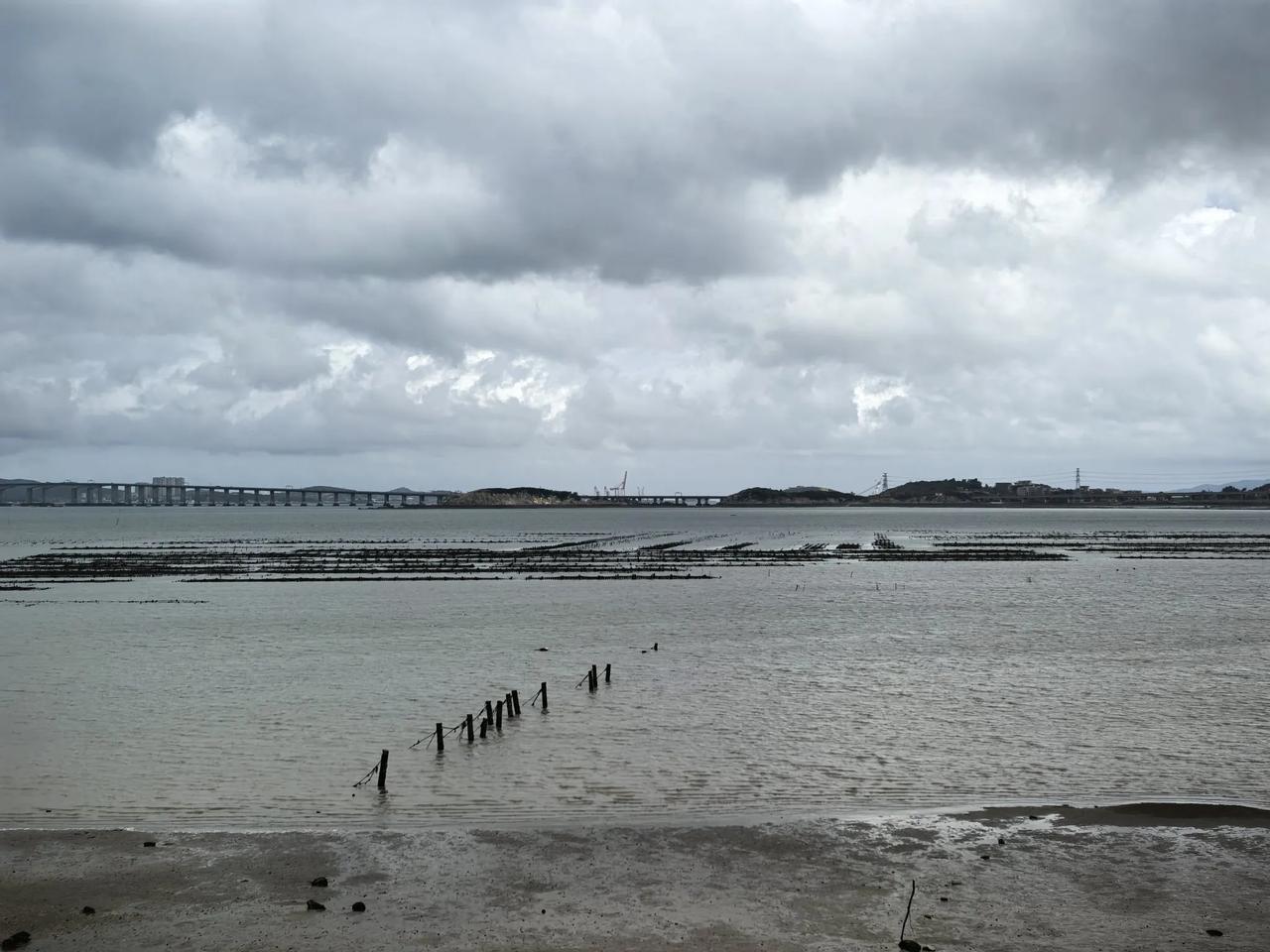 二道桥风景美如画，
大巴扎旅拍价太贵。
今天去做足疗，师傅和我是微信好友，见我便
