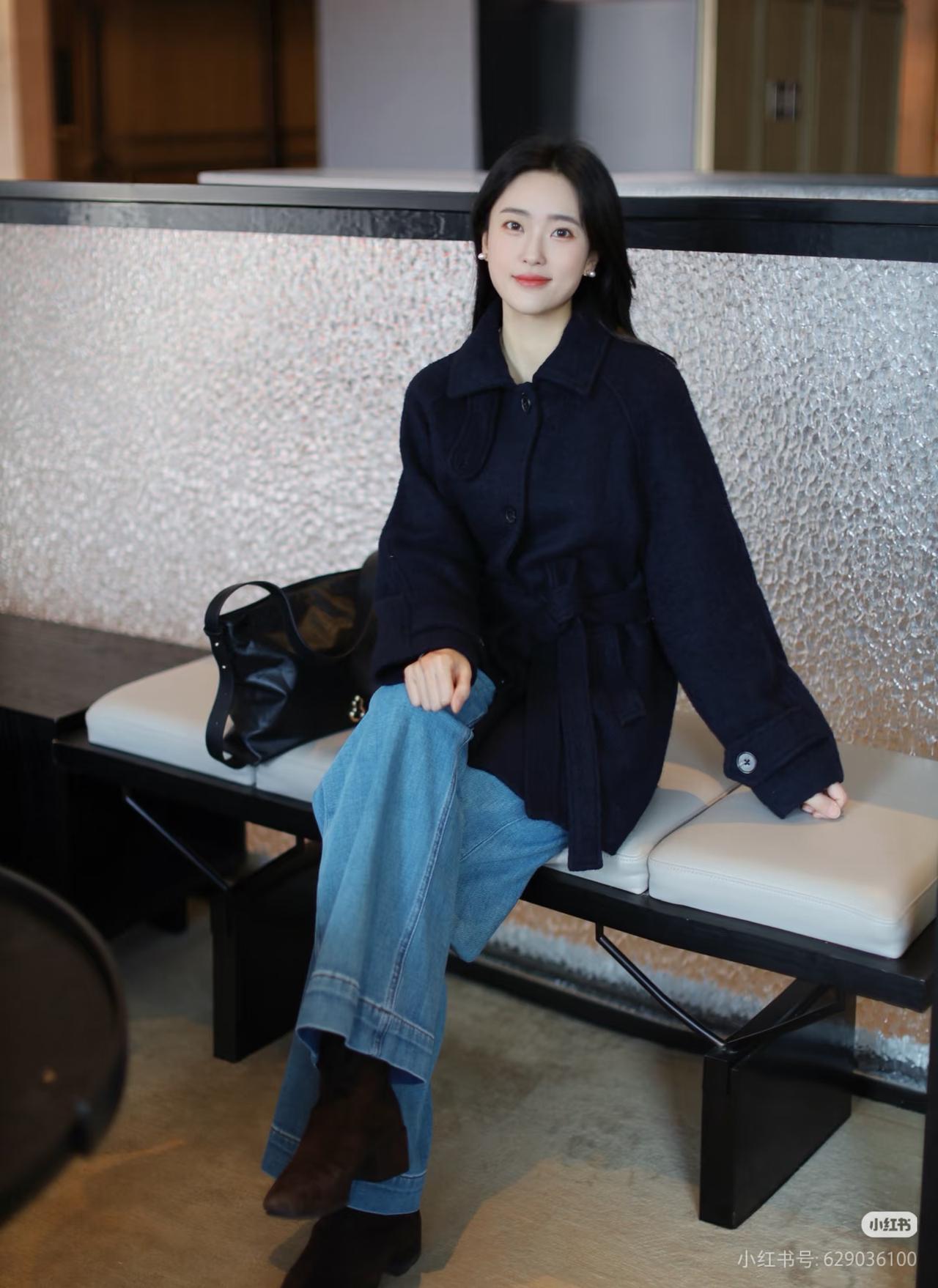 寒梅初绽时，佳人倚栏思。