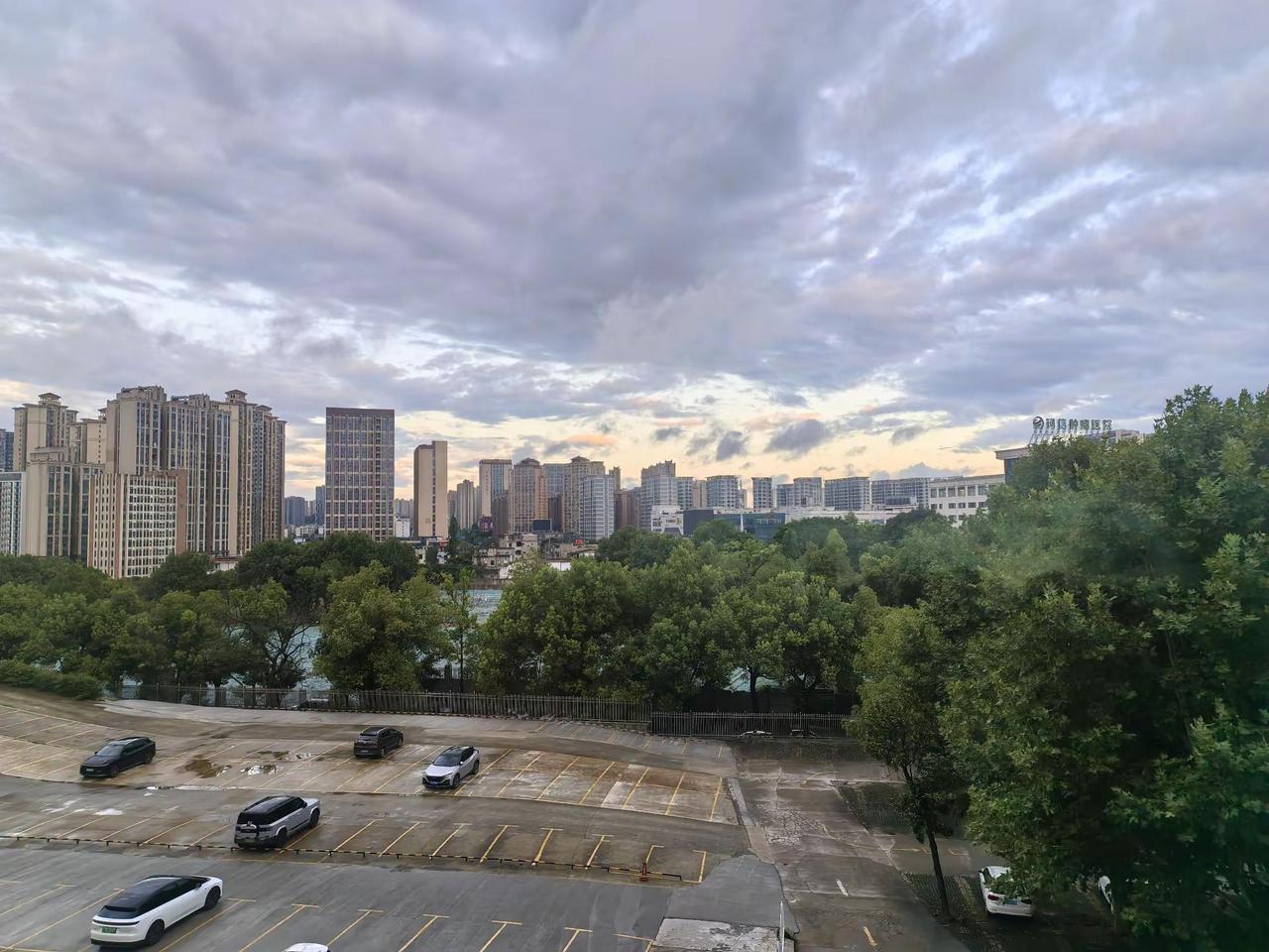 云与城市 雨后天际线 市区天空