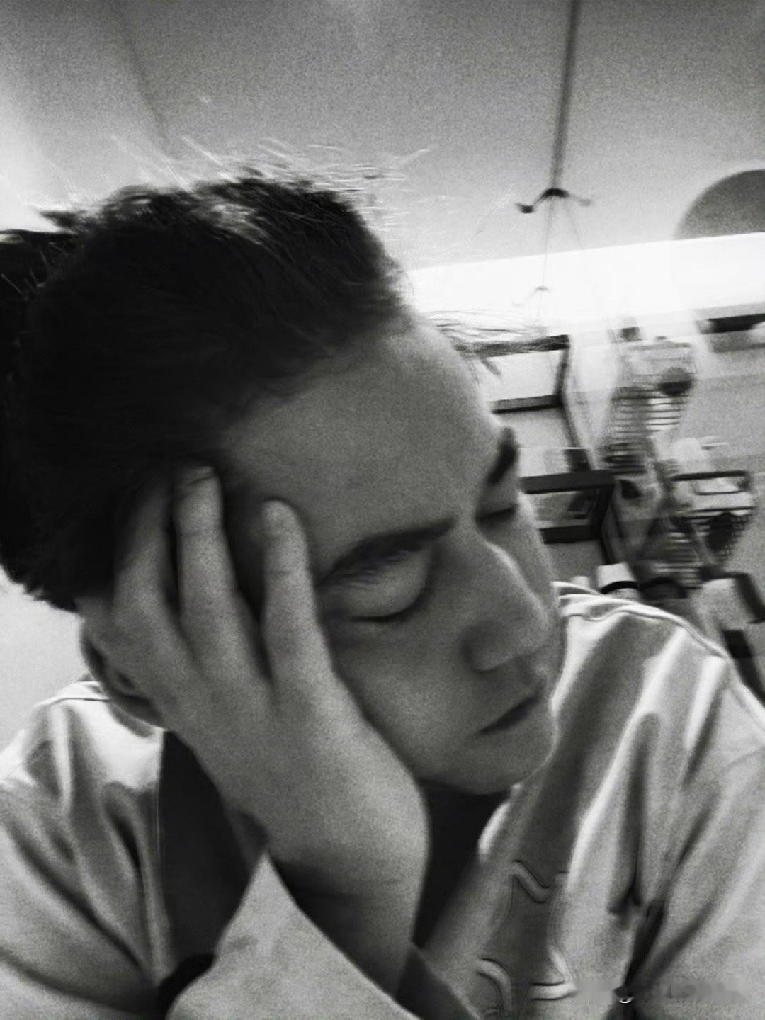 12月3日，苏醒用小号爆料带娃趣事，醒哥应该是这几天没有工作，他就只能在家帮忙带