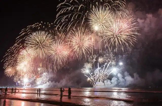 【 今年春节多地明确可燃放烟花爆竹 】 多地明确春节可燃放烟花爆竹 随着元旦和春